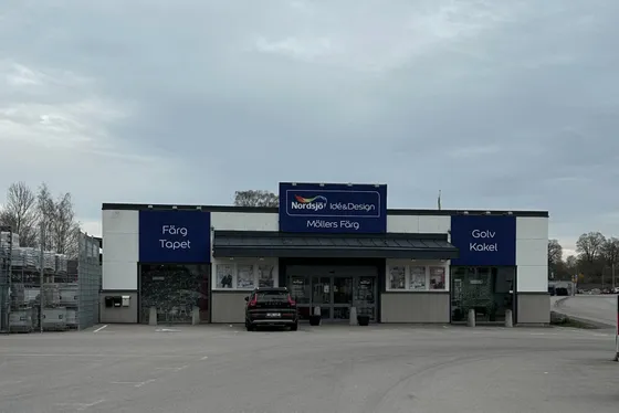 Abborren 22 i Vimmerby: färgbutik med blå skyltar och parkering