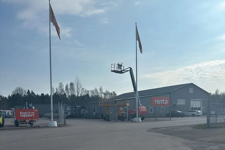 Renta’s plant-hire depot at Däcket 4 in Oskarshamn with flagpoles and a cherry picker