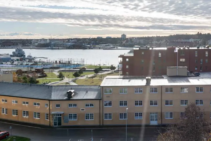 Jarl 3 från luften med Oskarshamns hamn och Östersjön i bakgrunden