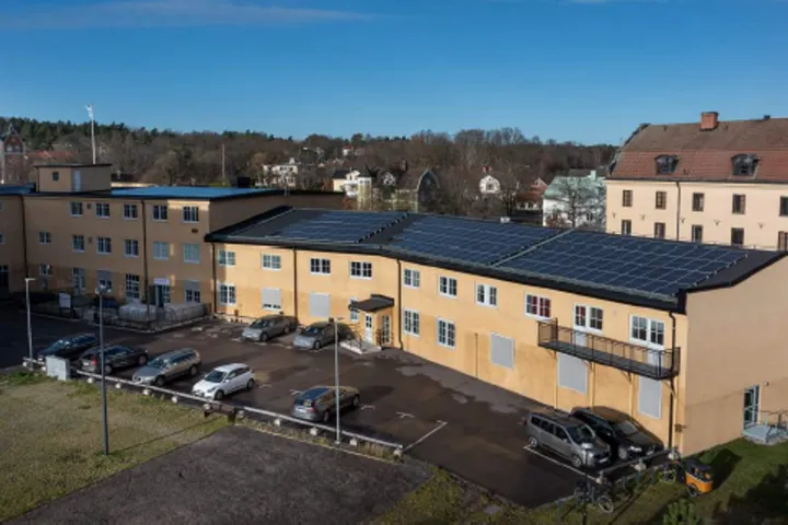 Jarl 3:s innergård med parkering och solceller på taket