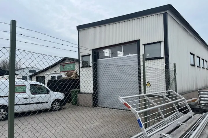 Kärven 4 in Västervik: white workshop hall behind a fence