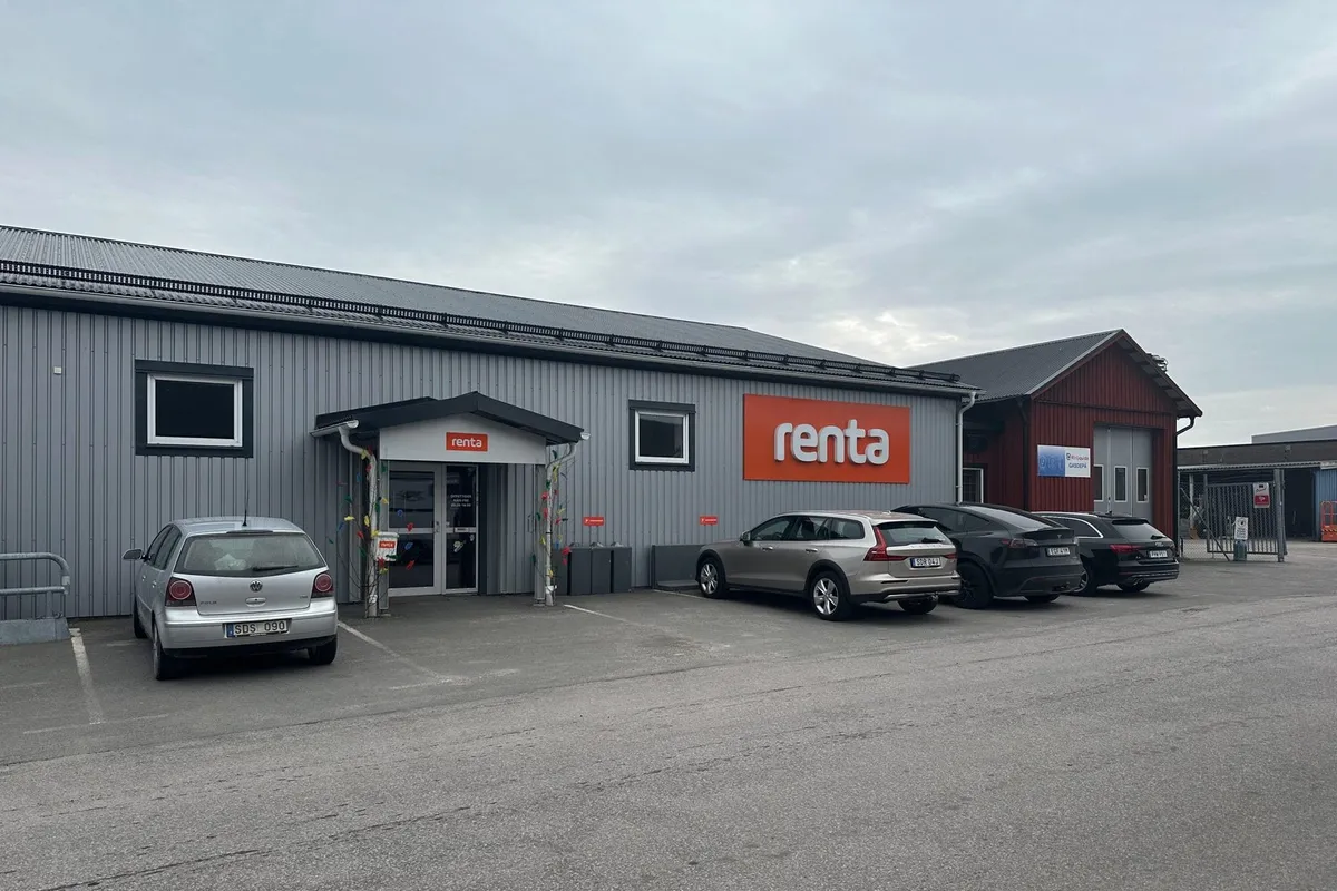 Rentas grå hall på Kärven i Västervik med entré och parkerade bilar