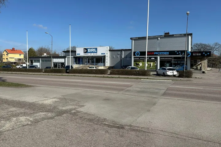 The retail row at Kornknarren 3 in Oskarshamn with the BRL store, seen from the street