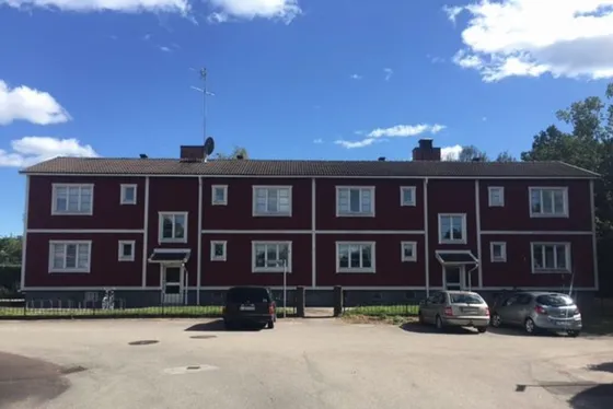 Korsörten 1 i Oskarshamn: rött tvåvåningshus med parkering framför