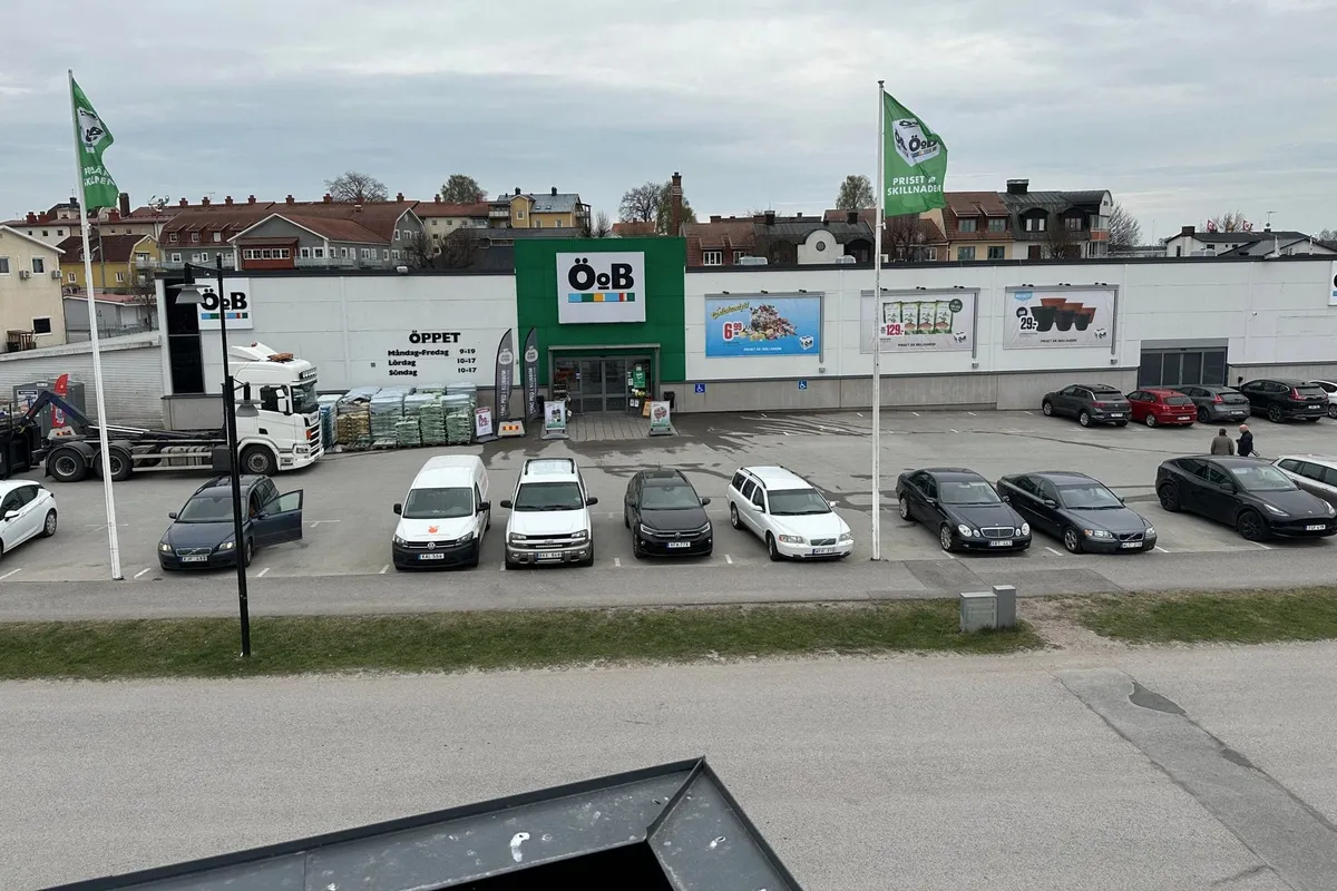 Mörten 1 i Vimmerby: ÖoB:s varuhus med kundparkering