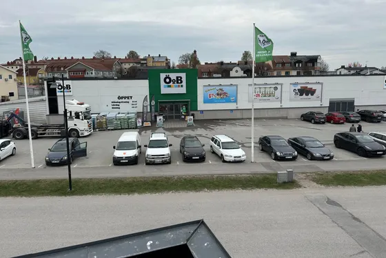 Mörten 1 i Vimmerby: ÖoB:s varuhus med kundparkering
