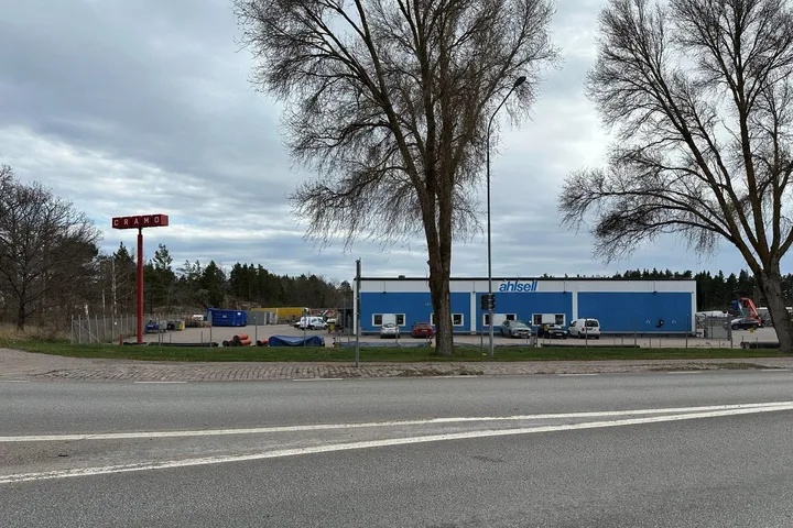 Ahlsells blå lagerbyggnad på Navet 2 sedd från vägen