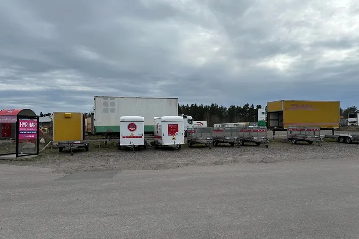 Släpvagnar och uthyrningsfordon uppställda på Navet 2