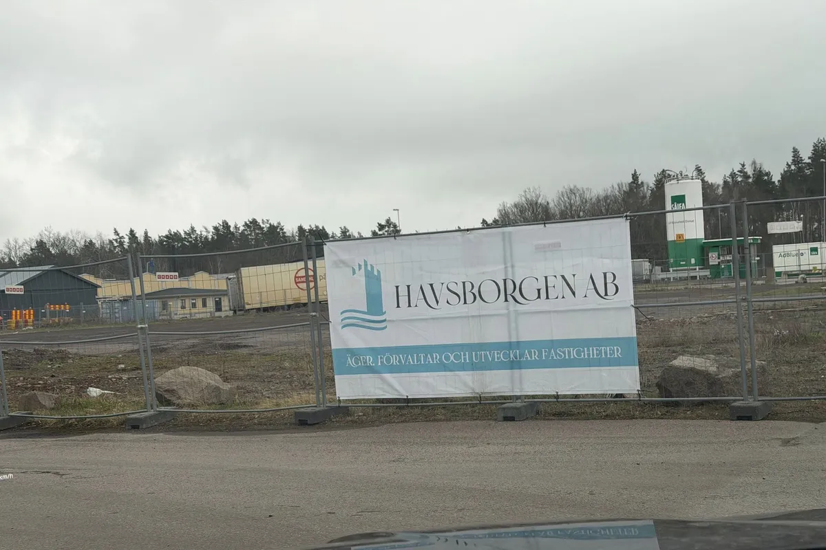 Havsborgens byggskylt vid tomten där Jem & Fix nya butik byggs i Oskarshamn