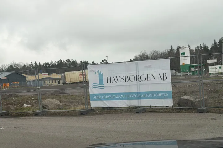 Havsborgens byggskylt vid tomten där Jem & Fix nya butik byggs i Oskarshamn