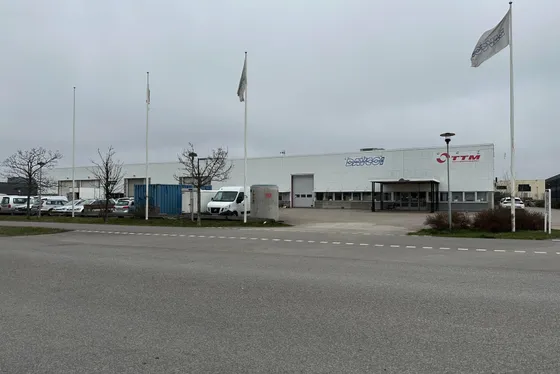 Plåten 6 i Kalmar: TTM:s industribyggnad med flaggstänger