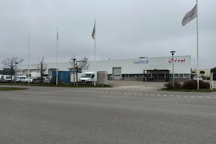 Plåten 6 in Kalmar: TTM’s industrial building with flagpoles
