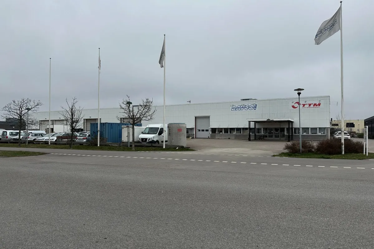 Plåten 6 i Kalmar: TTM:s industribyggnad med flaggstänger