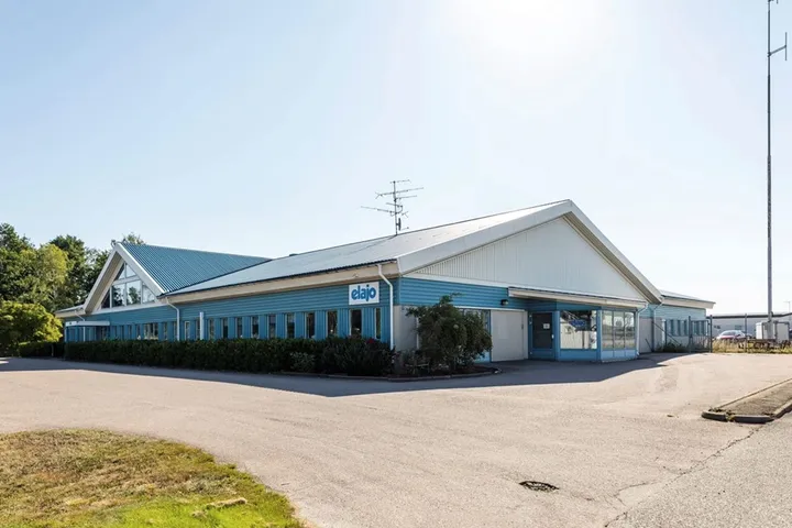 Ratten 18 in Oskarshamn: light-blue warehouse building with the Elajo sign