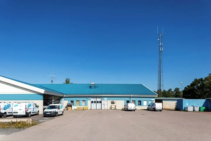 Lastgården på Ratten 18 med blå plåtfasad