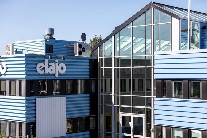 Snickeriet 14 in Oskarshamn: Elajo’s blue-striped office building with a glazed entrance