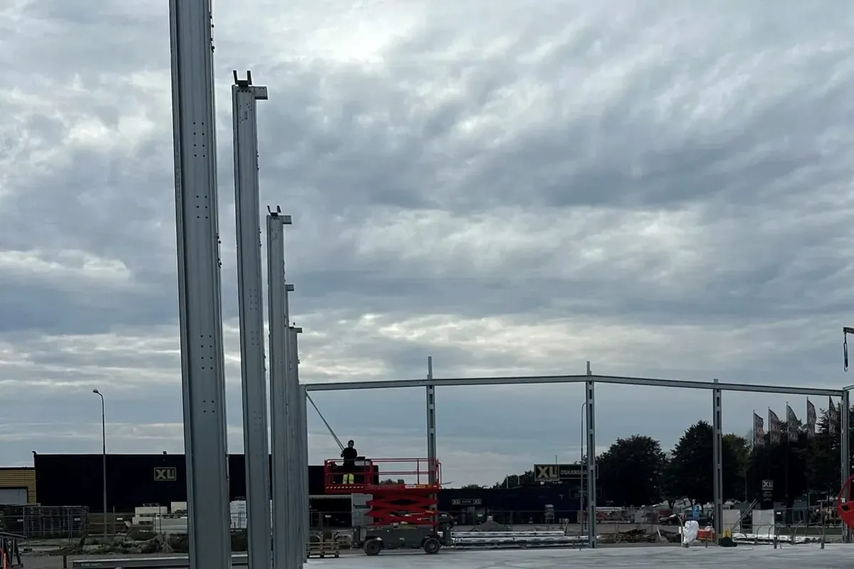 Stålstommen reses på Navet 2 i Oskarshamn, september 2026