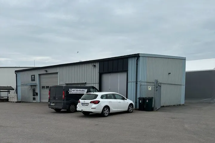 Svetsaren 3 in Vimmerby: grey industrial hall with loading doors