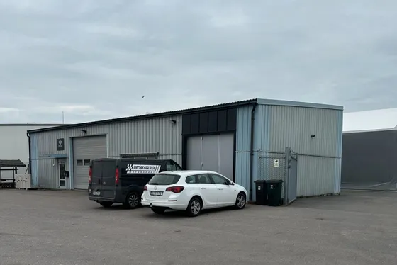 Svetsaren 3 i Vimmerby: grå industrihall med portar