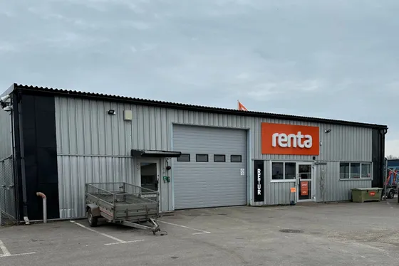 Svetsaren 6 i Vimmerby: Rentas depå i grå plåthall med port och skylt