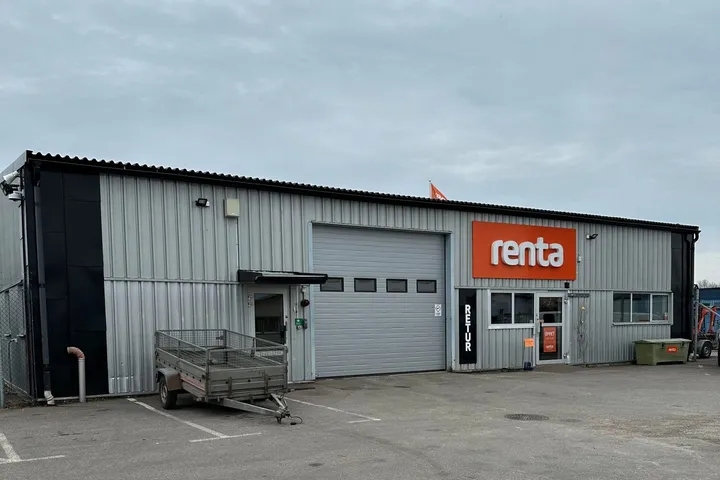Svetsaren 6 in Vimmerby: Renta’s depot in a grey steel-clad hall with a loading door and sign