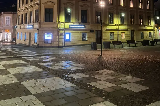 Valkyrian 1 i centrala Oskarshamn, ett hörnhus i tre våningar fotograferat på kvällen
