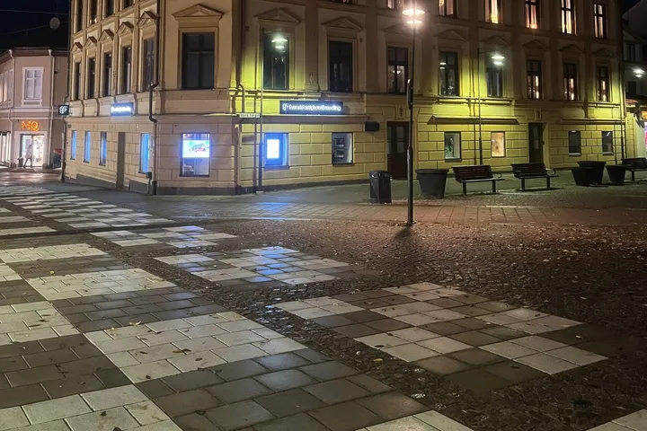 Valkyrian 1 in central Oskarshamn, a three-storey corner building photographed in the evening