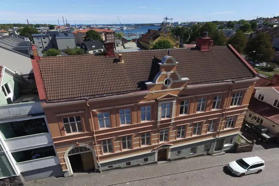 Vesta 13 i Oskarshamn från luften: tegelhus med torn nära hamnen